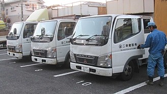 車で現場に